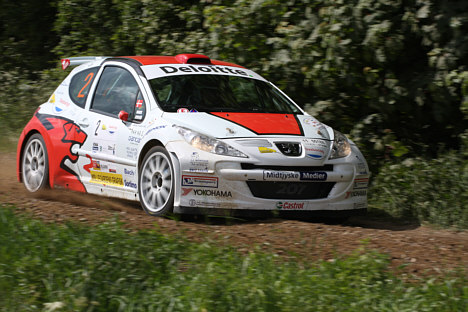 Karl-Åge Jensen har i weekenden Freddy Pedersen med som co-driver i den røde Peugeot 207 Super 2000.